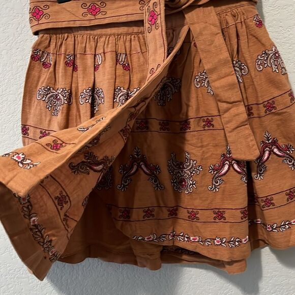 ANTHROPOLOGIE Meghan Embroidered Mini Skirt, Tan/Pink, Size 4 - Picture 3 of 9